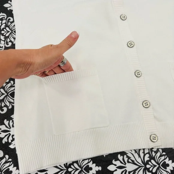 Denim&Co Essentials Short Sleeve White Button Down 2 Pockets Sweater Sz M NWOT - Picture 4 of 7